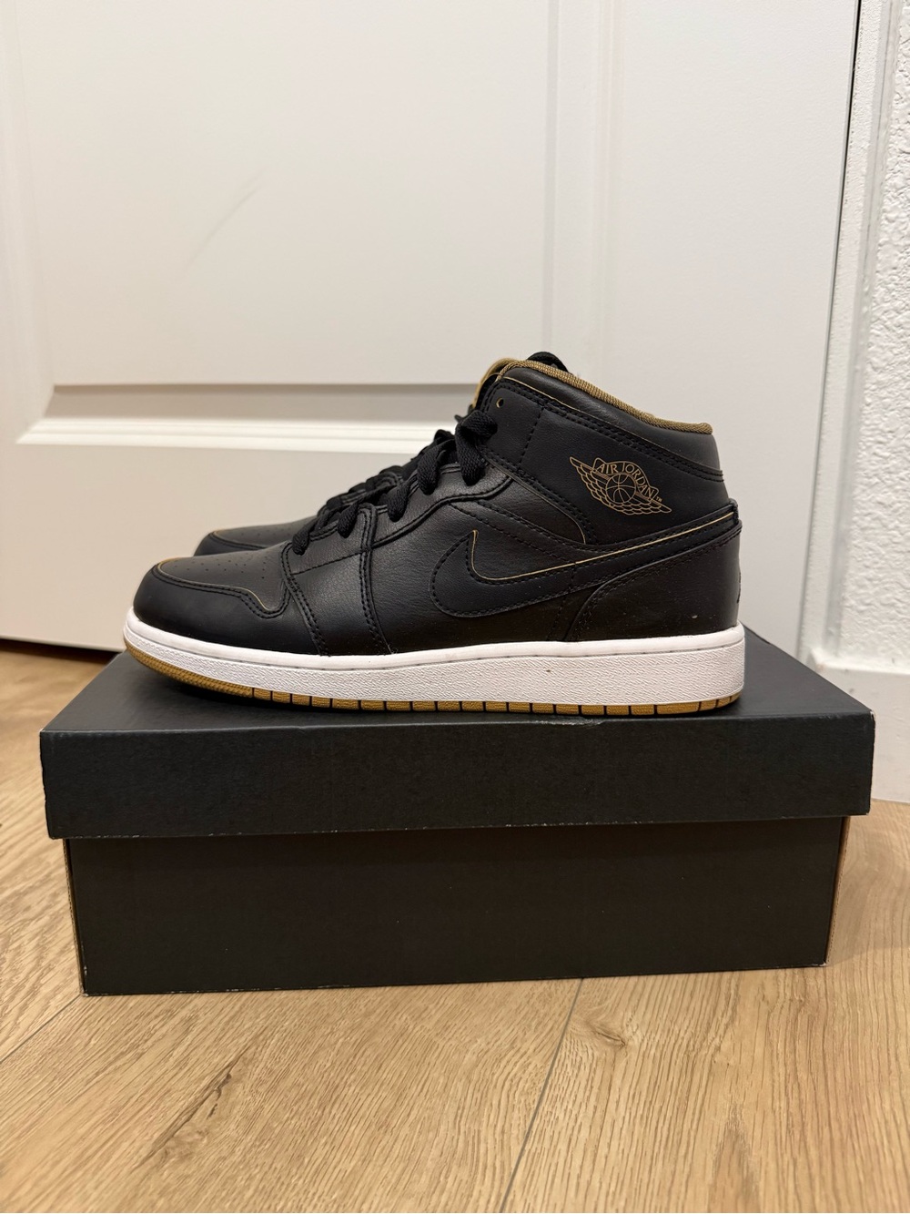 Jordan 1 Mid GS - Black and Gold